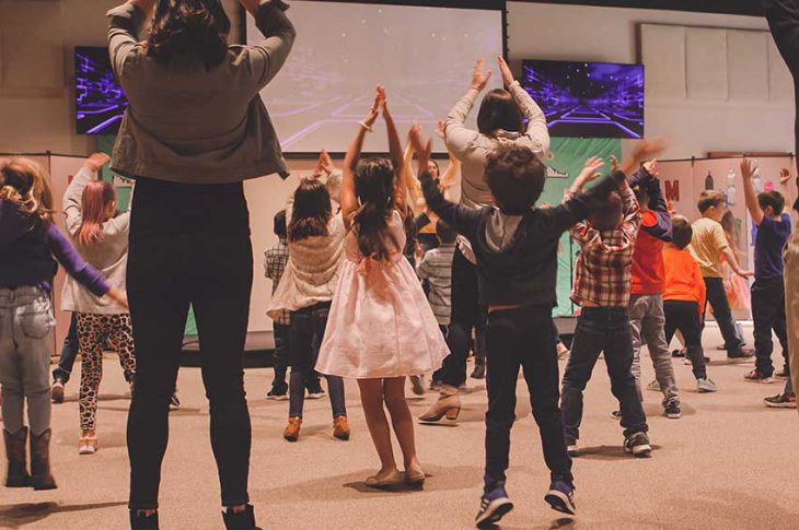 la scuola di ballo aiuta i giovani ad emergere dalle monotonie e difficoltà